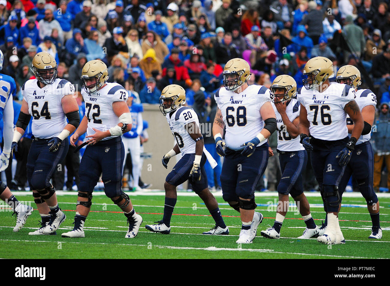 october-6-2018-navy-offensive-linemen-during-the-ncaa-football-game-between-the-navy-midshipmen-and-the-air-force-falcons-at-falcon-stadium-united-states-air-force-academy-colorado-springs-colorado-air-force-defeats-navy-35-7-PT7MEC.jpg